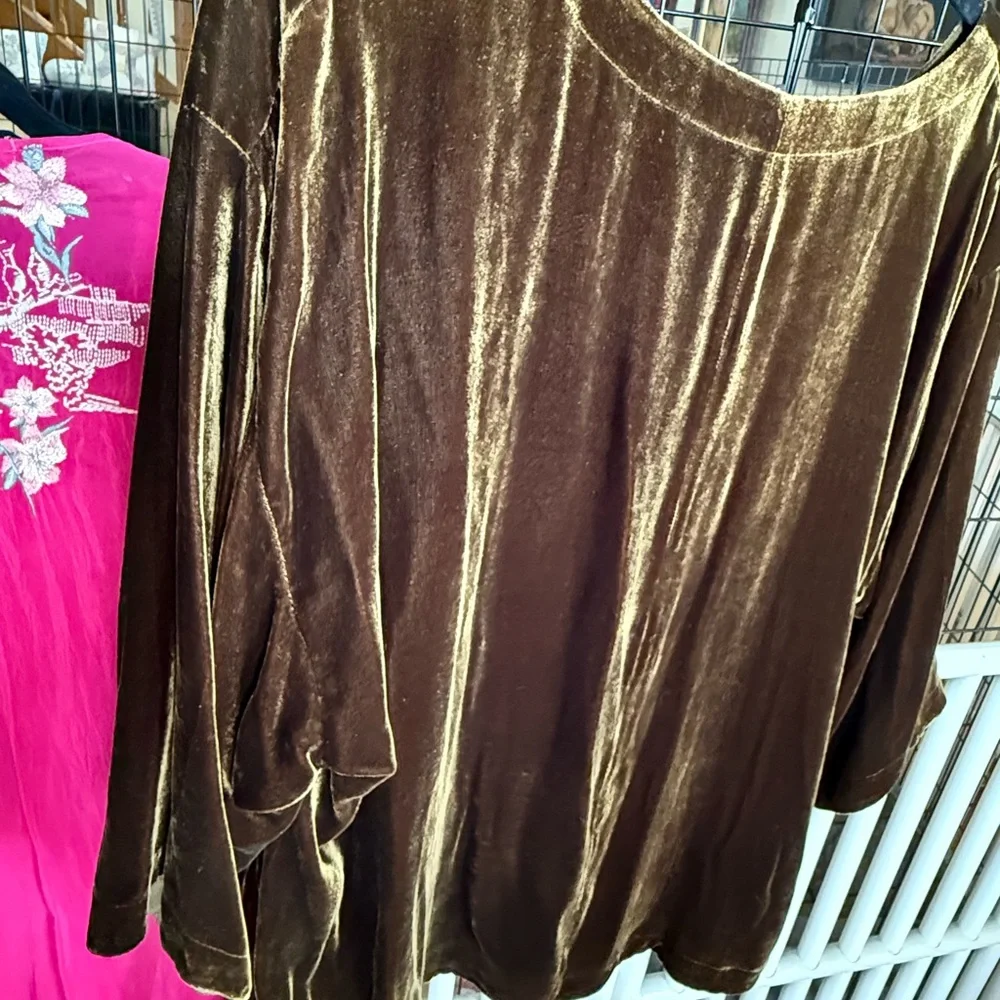 Eileen Fisher green/gold velvet Boxy Short Sleeve T-Shirt - Picture 5 of 7